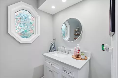Bath - 1920 Mapleton Dr, Centerville, OH 45459 photo 4 of 5