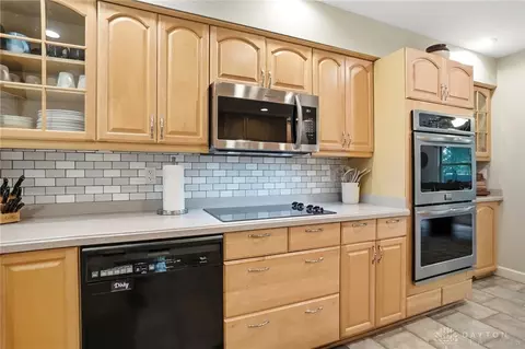 Kitchen - 2005 Audubon Park Dr, Springfield, OH 45504 photo 5 of 6