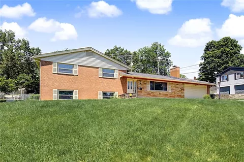 617 Stoneybrook Dr, Dayton, OH 45429