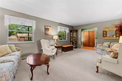 Living - 623 Silverleaf Dr, Riverside, OH 45431 photo 2 of 3