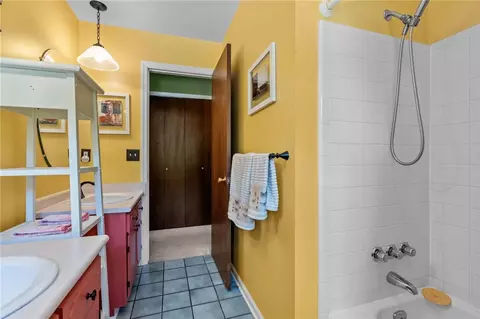 Bath - 623 Silverleaf Dr, Riverside, OH 45431 photo 2 of 4