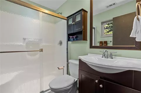 Bath - 623 Silverleaf Dr, Riverside, OH 45431 photo 3 of 4