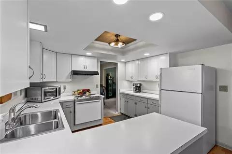 Kitchen - 623 Silverleaf Dr, Riverside, OH 45431 photo 3 of 4