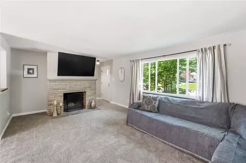Living - 4440 Wing View Ln, Kettering, OH 45429 photo 2 of 4