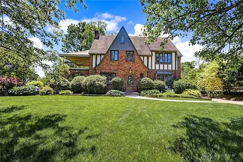 24 Monteray Rd, Oakwood, OH 45419