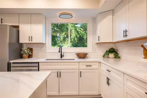Kitchen - 474 Chowning Cir, Kettering, OH 45429 photo 3 of 7