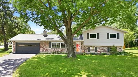 2632 Meadow Park Dr, Kettering, OH 45440