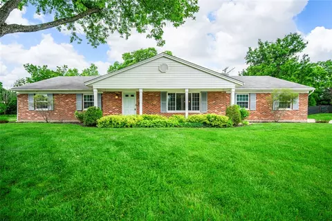 190 Lakeview Dr, Centerville, OH 45459