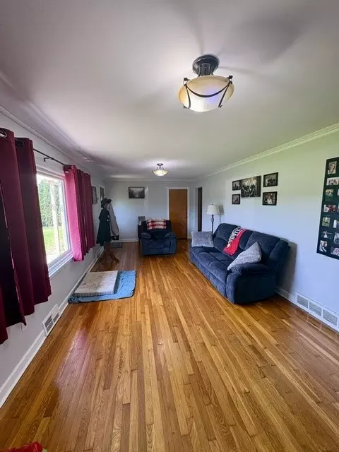 Living - 2648 S Burnett Rd, Springfield, OH 45505 photo 3 of 3