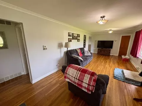 Living - 2648 S Burnett Rd, Springfield, OH 45505 photo 2 of 3