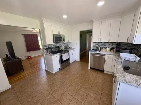 Kitchen - 2648 S Burnett Rd, Springfield, OH 45505 photo 2 of 3