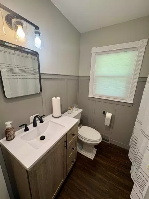 Bath - 2648 S Burnett Rd, Springfield, OH 45505 photo 2 of 3