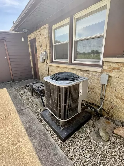 Exterior - 2648 S Burnett Rd, Springfield, OH 45505 photo 14 of 15