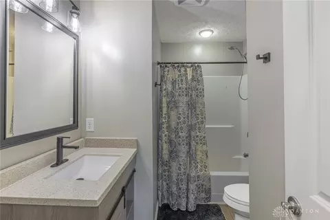 Bath - 1219 Artesian Ln, Fairborn, OH 45324 photo 2 of 4