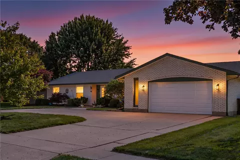 306 Scott Dr, Englewood, OH 45322