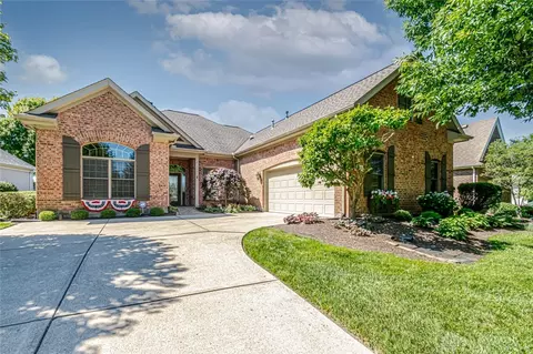 890 Vintage Lake Ct, Centerville, OH 45458