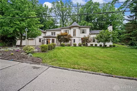 450 Thornhill Rd, Oakwood, OH 45419