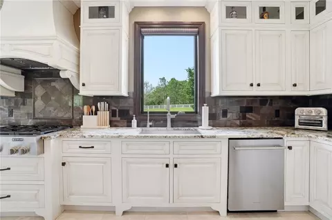 Kitchen - 4681 Upper Valley Pike, Springfield, OH 45502 photo 3 of 10