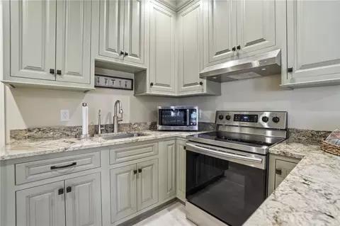 Kitchen - 4681 Upper Valley Pike, Springfield, OH 45502 photo 10 of 10
