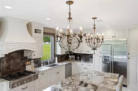 Kitchen - 4681 Upper Valley Pike, Springfield, OH 45502 photo 5 of 10