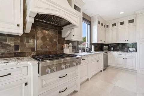 Kitchen - 4681 Upper Valley Pike, Springfield, OH 45502 photo 2 of 10