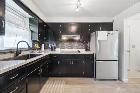 Kitchen - 20 E Bryant Ave, Franklin, OH 45005 photo 6 of 7