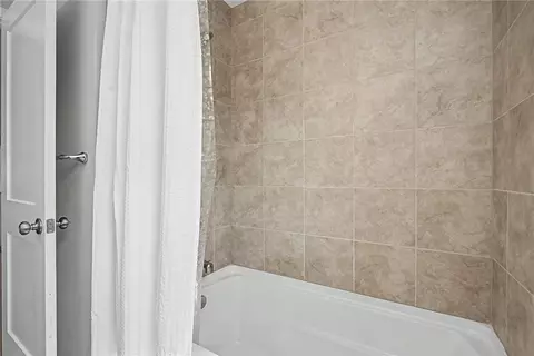 Bath - 1954 Stepping Stone Ct, Centerville, OH 45458 photo 4 of 8