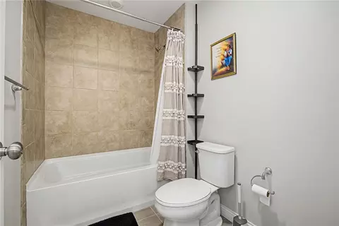 Bath - 1954 Stepping Stone Ct, Centerville, OH 45458 photo 3 of 8