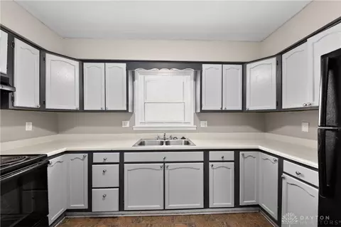 Kitchen - 2035 Stapleton Ct, Dayton, OH 45404 photo 2 of 2
