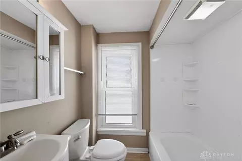 Bath - 2035 Stapleton Ct, Dayton, OH 45404 photo 2 of 2