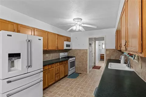 Kitchen - 711 Upper Valley Pike, Springfield, OH 45504 photo 2 of 3