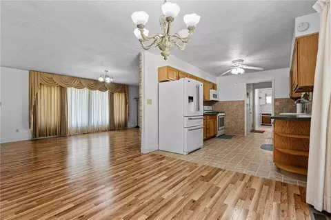 Living - 711 Upper Valley Pike, Springfield, OH 45504 photo 6 of 6