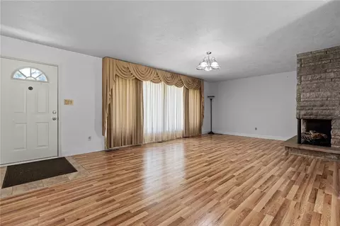 Living - 711 Upper Valley Pike, Springfield, OH 45504 photo 2 of 6