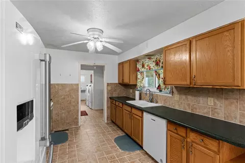 Kitchen - 711 Upper Valley Pike, Springfield, OH 45504 photo 1 of 3