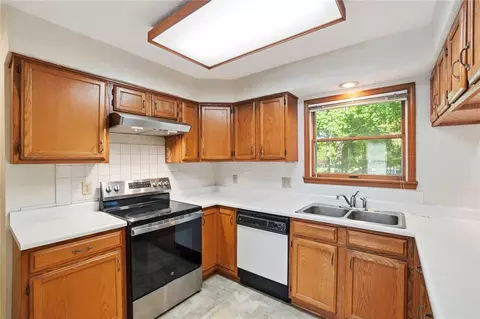 Kitchen - 731 Farmbrook Dr, Beavercreek, OH 45430 photo 2 of 5