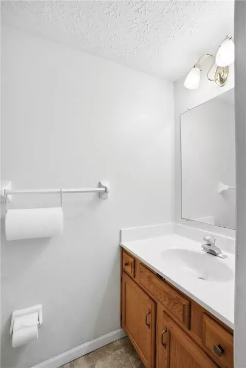 Bath - 731 Farmbrook Dr, Beavercreek, OH 45430 photo 2 of 12