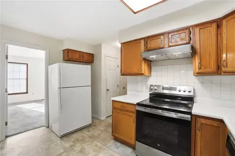 Kitchen - 731 Farmbrook Dr, Beavercreek, OH 45430 photo 4 of 5