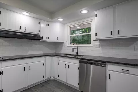 Kitchen - 1922 Old Coach Rd, Springfield, OH 45505 photo 5 of 7