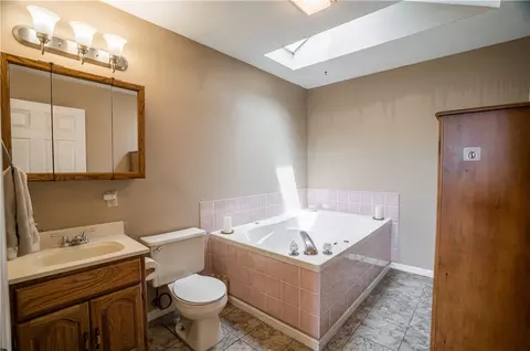 Bath - 277 W Pinehurst St, Sidney, OH 45365 photo 2 of 4