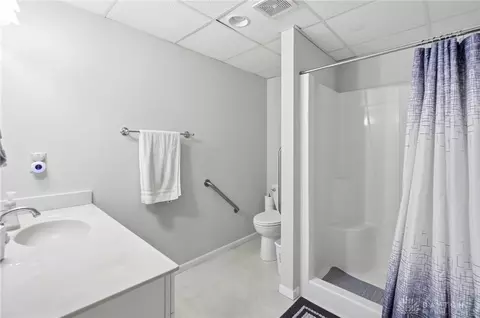 Bath - 4239 Midfield St, Springfield, OH 45503 photo 6 of 7