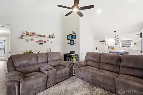 Living - 4239 Midfield St, Springfield, OH 45503 photo 2 of 2