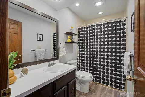 Bath - 6411 Shadow Lake Trl, Centerville, OH 45459 photo 1 of 5