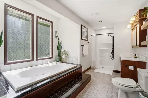 Bath - 5700 Kizer Ln, Springfield, OH 45502 photo 3 of 13