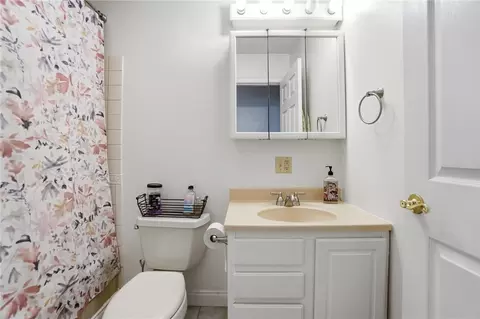 Bath - 5700 Kizer Ln, Springfield, OH 45502 photo 11 of 13