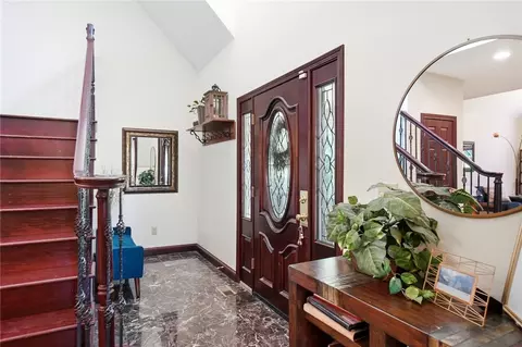 Entry Way - 5700 Kizer Ln, Springfield, OH 45502 photo 2 of 9
