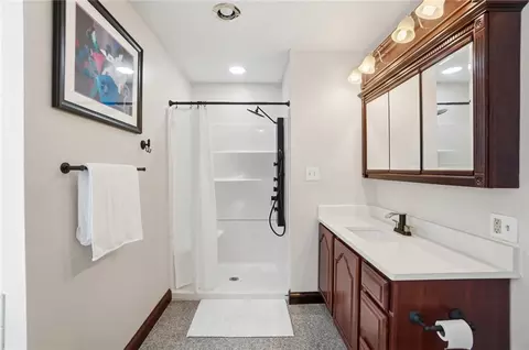 Bath - 5700 Kizer Ln, Springfield, OH 45502 photo 7 of 13