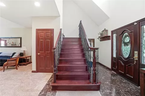 Entry Way - 5700 Kizer Ln, Springfield, OH 45502 photo 5 of 9