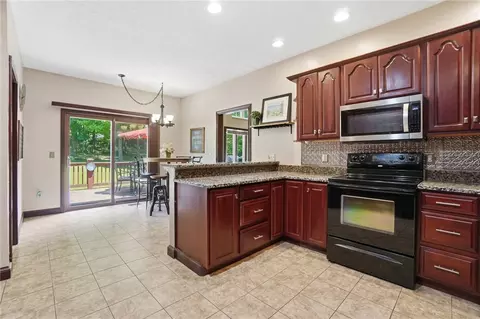 Kitchen - 5700 Kizer Ln, Springfield, OH 45502 photo 4 of 7