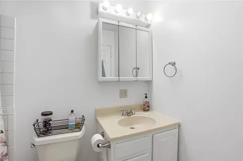 Bath - 5700 Kizer Ln, Springfield, OH 45502 photo 12 of 13