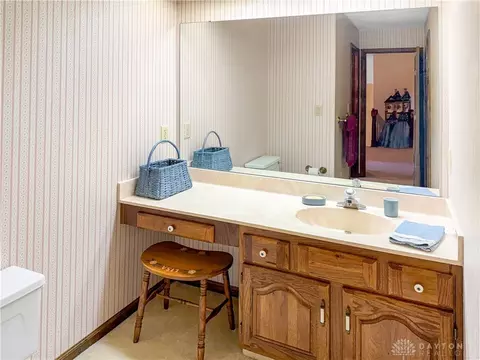 Bath - 5016 Lausanne Dr, Centerville, OH 45458 photo 3 of 4